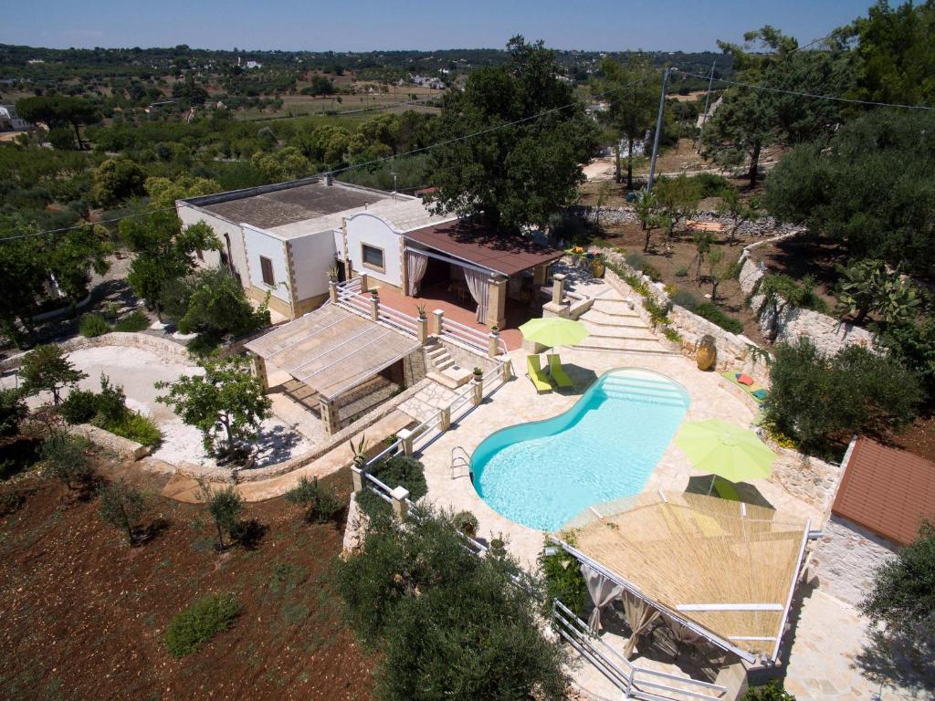 une vue aérienne d'une maison avec piscine dans l'établissement Tenuta Arianna by Perle di Puglia, à Cisternino