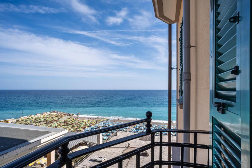 une vue sur l'océan depuis le balcon d'un hôtel dans l'établissement Lido Resort, à Finale Ligure