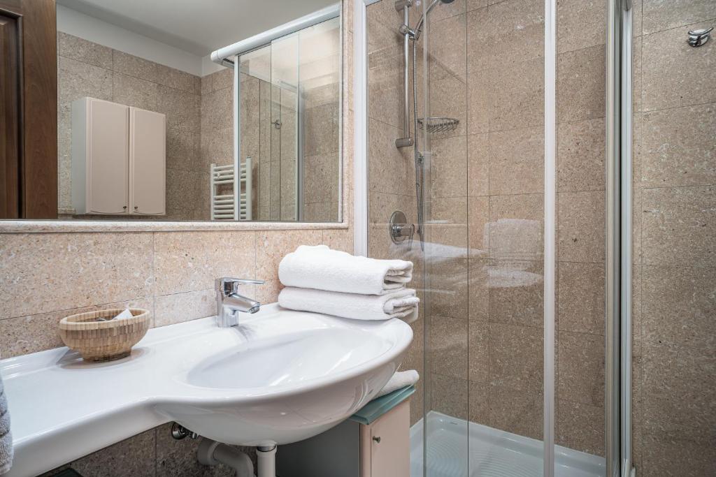 une salle de bain avec un lavabo et une douche dans l'établissement Lido Resort, à Finale Ligure 74 autres photos