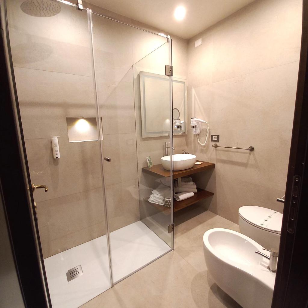 une salle de bain avec douche, lavabo et toilettes dans l'établissement Hotel Nicoletta, à Santa Maria Navarrese 39 autres photos