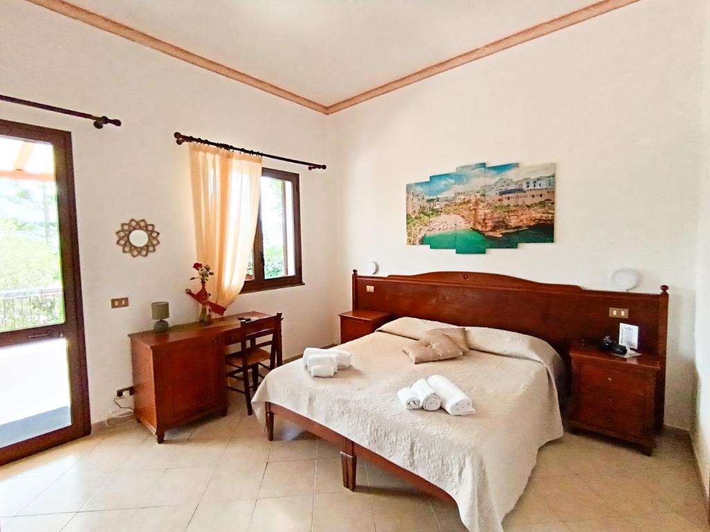 une chambre avec un lit avec des serviettes dessus dans l'établissement Hotel Grotticelli, à Scopello