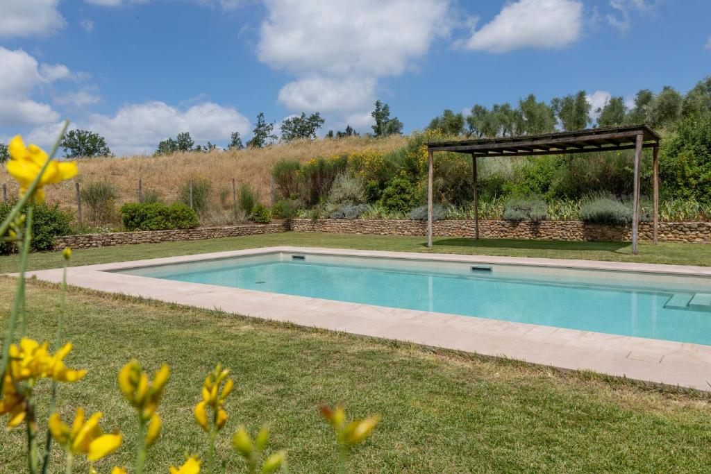 - une piscine dans une cour avec un kiosque dans l'établissement Luminoso Fienile vista vigne, à Castiglioni