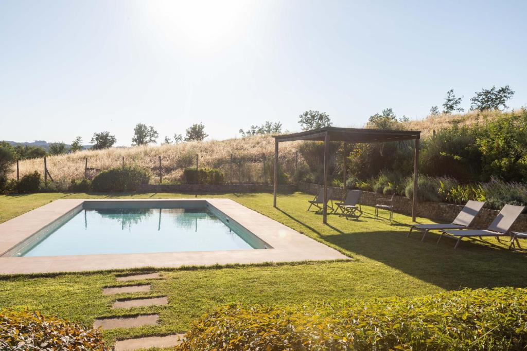 une piscine au milieu d'une cour dans l'établissement Luminoso Fienile vista vigne, à Castiglioni