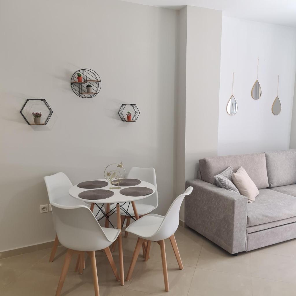 COZY GOLD #DTerra Apartments# FREE PRIVATE PARKING!! 4