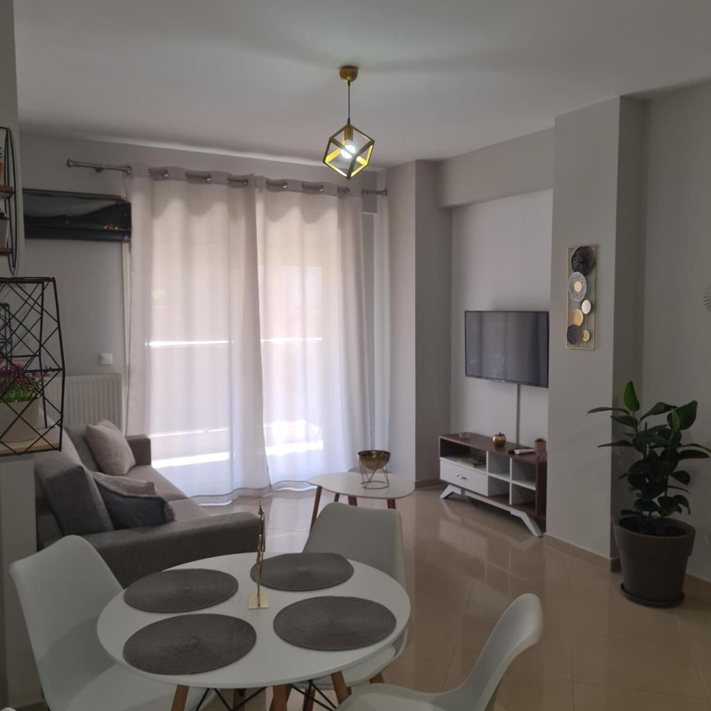 COZY GOLD #DTerra Apartments# FREE PRIVATE PARKING!! 5