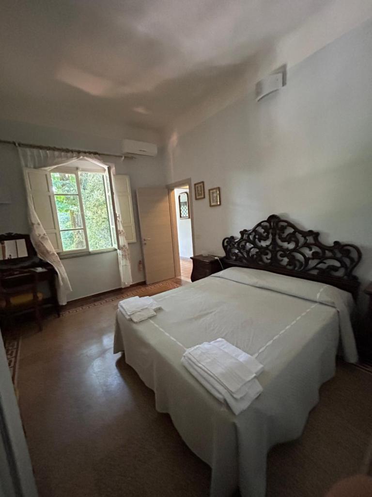 une chambre avec un grand lit et une fenêtre dans l'établissement Albergo Battelli Only Adults, à Marina di Pietrasanta