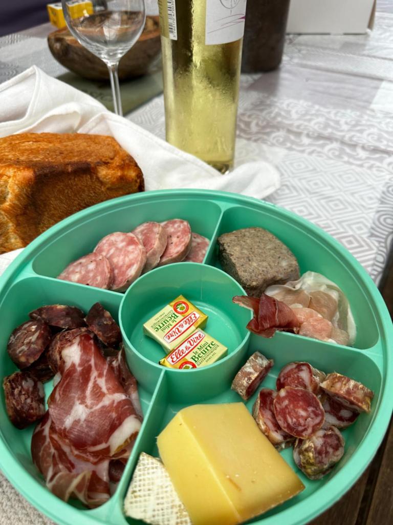 une assiette de nourriture avec de la viande, du fromage et du pain dans l'établissement BULLE INSOLITE ATTRAPE REVE, à Thoard