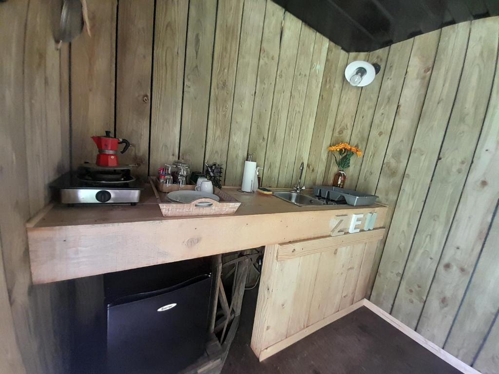 - une cuisine avec un comptoir en bois et un évier dans l'établissement amazonia, à Litteau 18 autres photos