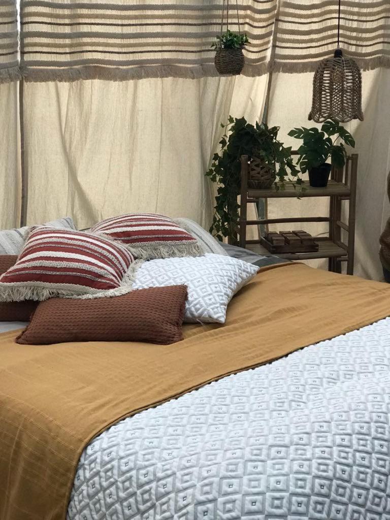 un lit avec deux oreillers dessus dans l'établissement Dôme de la bergerie, à Saint-Valery-en-Caux