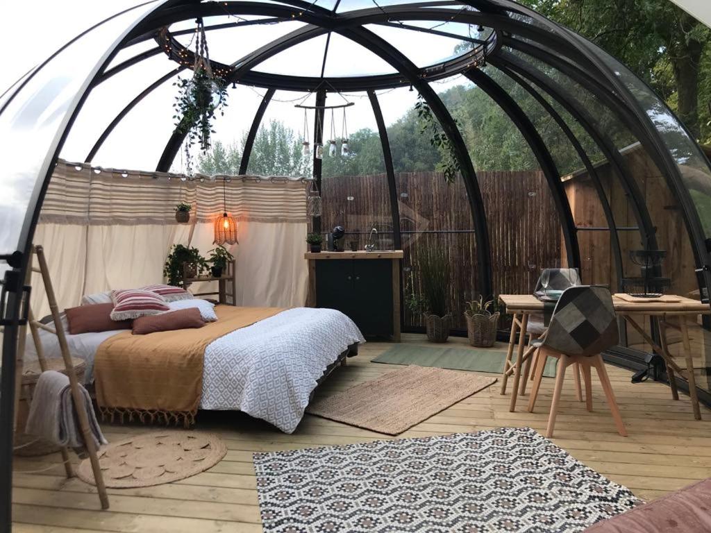 - une chambre avec un lit dans un kiosque dans l'établissement Dôme de la bergerie, à Saint-Valery-en-Caux