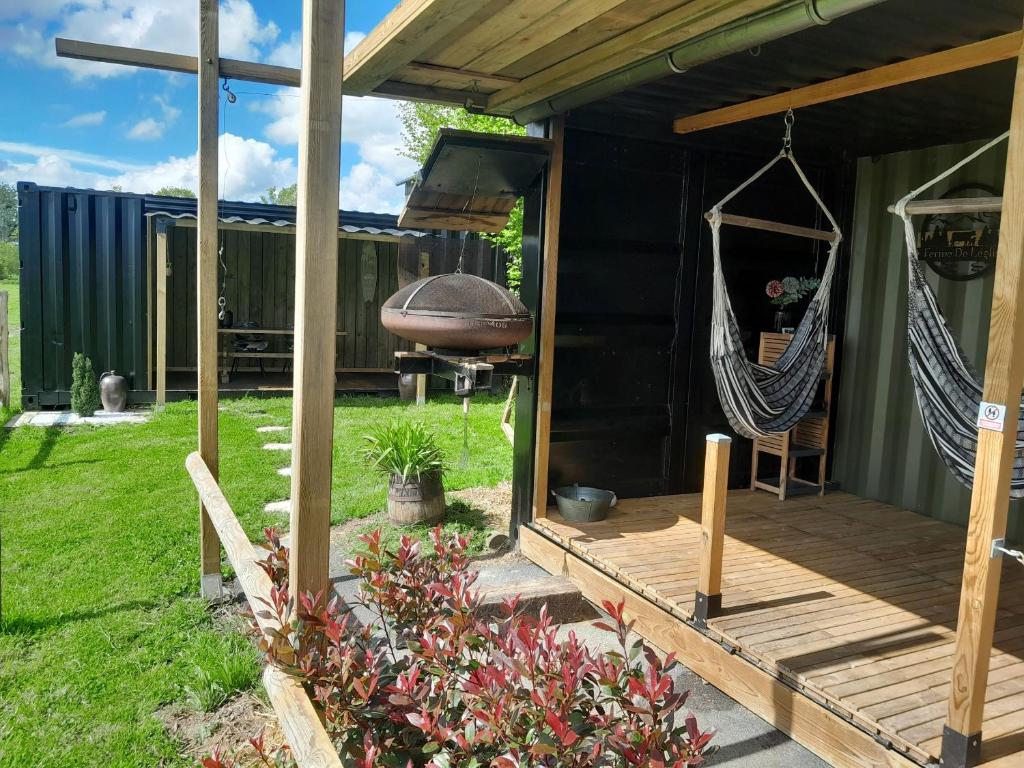 une maison avec un hamac dans une cour dans l'établissement cabane amazonia, à Litteau 10 autres photos