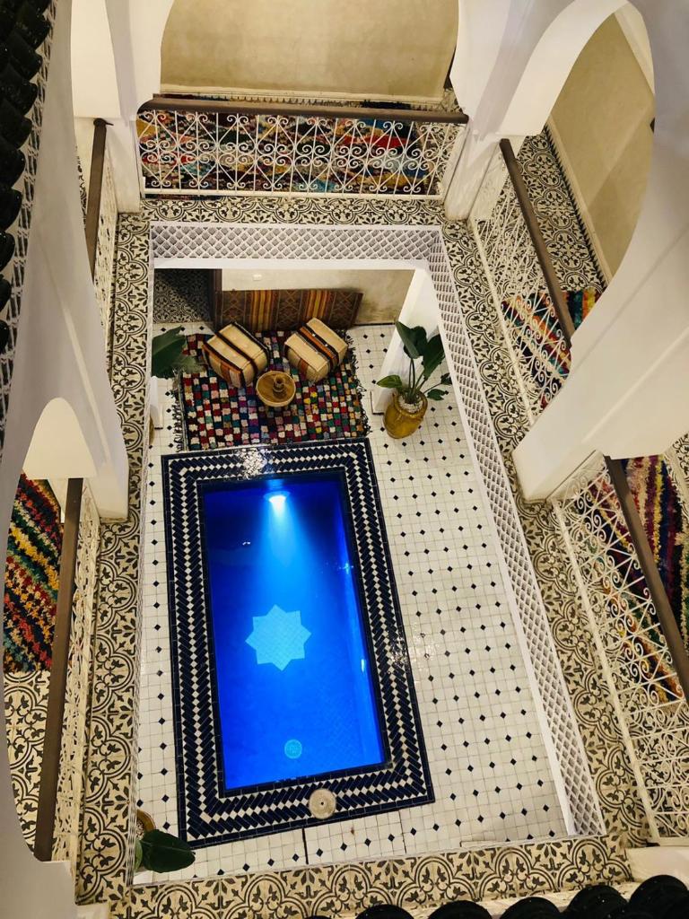 une vue aérienne d'un écran bleu sur un mur carrelé dans l'établissement Riad Tarba & Spa, à Marrakech