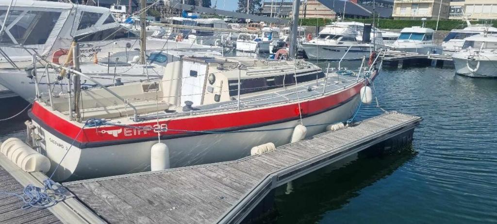 Photo de la galerie de l'établissement Nuit romantique sur un bateau à Deauville, à Deauville