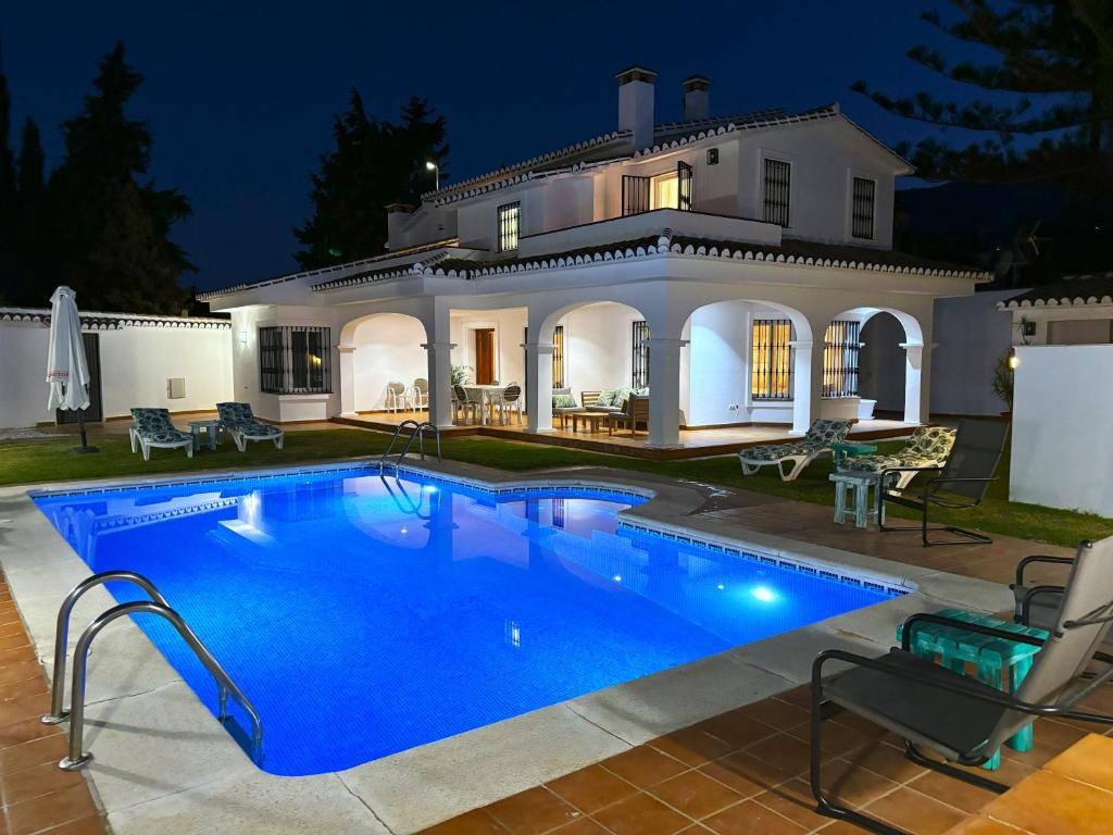 Evans Realty AV Villa & Piscina & Bbq & Chill Out 3