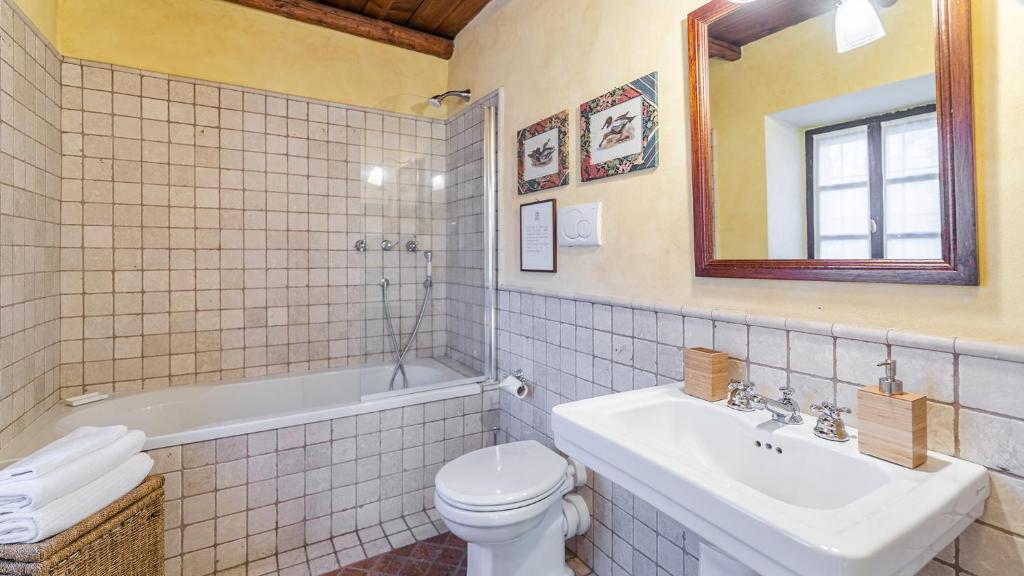 une salle de bain avec un lavabo, des toilettes et une baignoire dans l'établissement Il Roseto 10, Emma Villas, à Terruggia