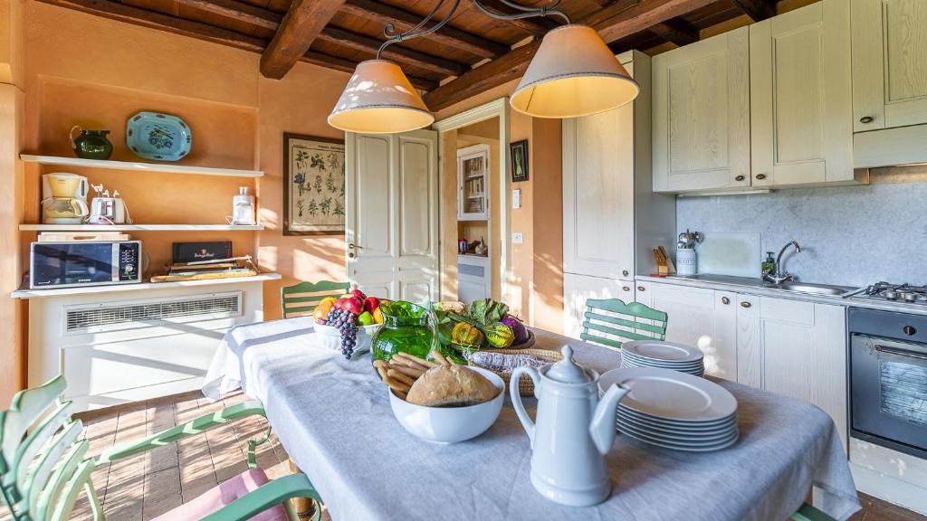- une cuisine avec une table et de la vaisselle dans l'établissement Il Roseto 10, Emma Villas, à Terruggia