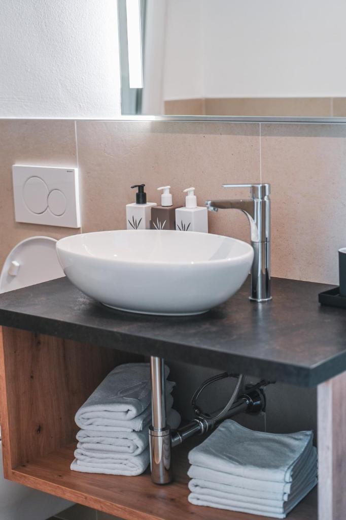 La salle de bains est pourvue d'un lavabo et de serviettes. dans l'établissement Villa My Lagozise, à Pacengo di Lazise