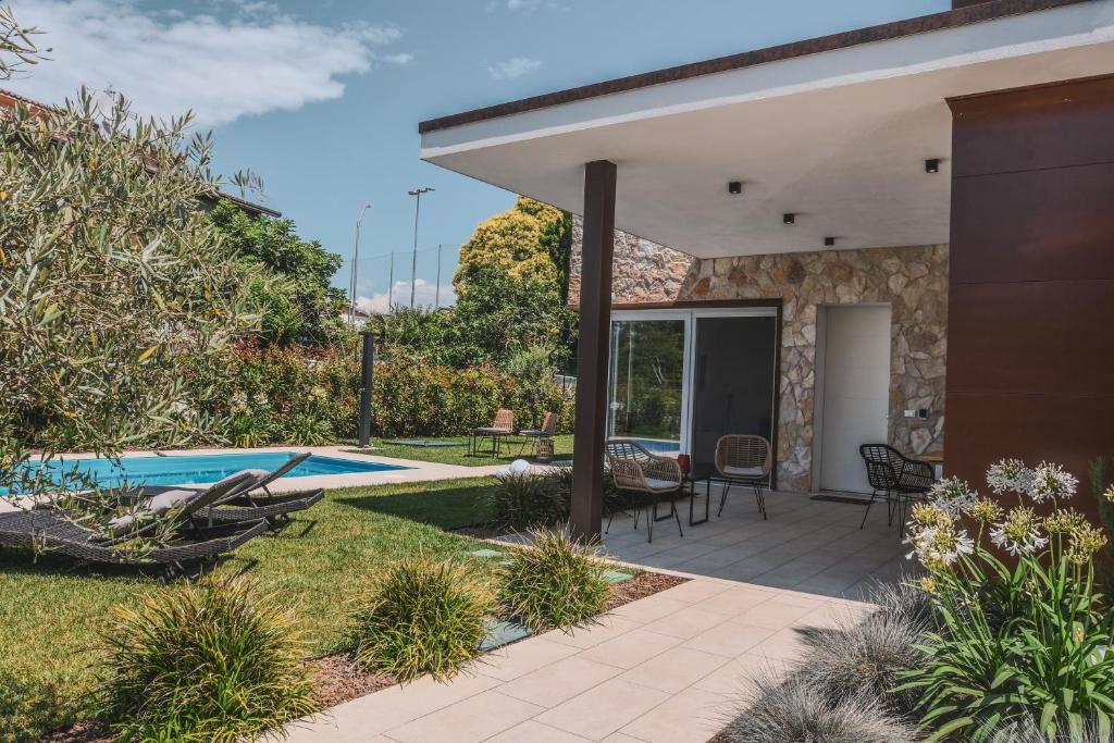 une cour arrière avec une piscine et une maison dans l'établissement Villa My Lagozise, à Pacengo di Lazise