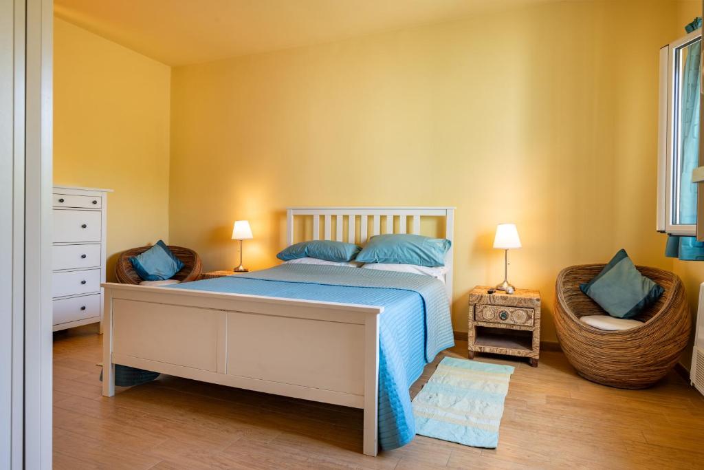 une chambre avec un lit et une chaise dans l'établissement Casa Rocco, private pool, à Ceglie Messapica 22 autres photos