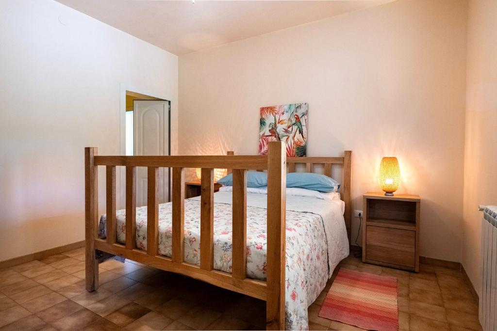 une chambre avec un lit et une lampe sur une table dans l'établissement Casa Rocco, private pool, à Ceglie Messapica