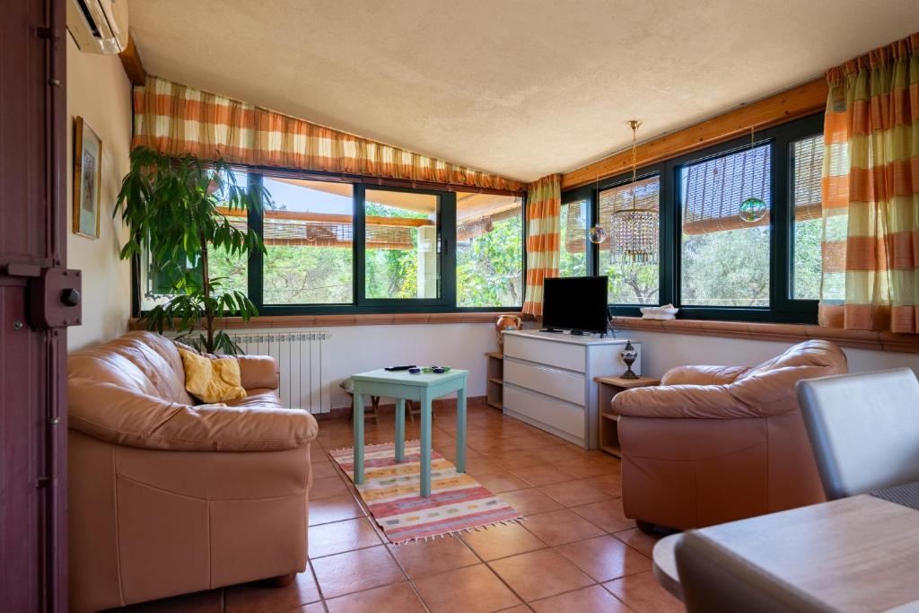 un salon avec deux canapés et une télévision dans l'établissement Casa Rocco, private pool, à Ceglie Messapica