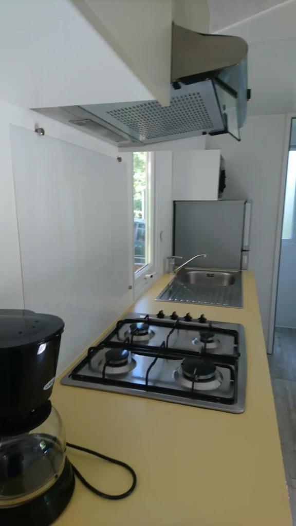 Il comprend une cuisine équipée d'une cuisinière et d'un pot. dans l'établissement 45mn de Paris - Beau mobilhome pour famille et travail, à Saint-Chéron 9 autres photos