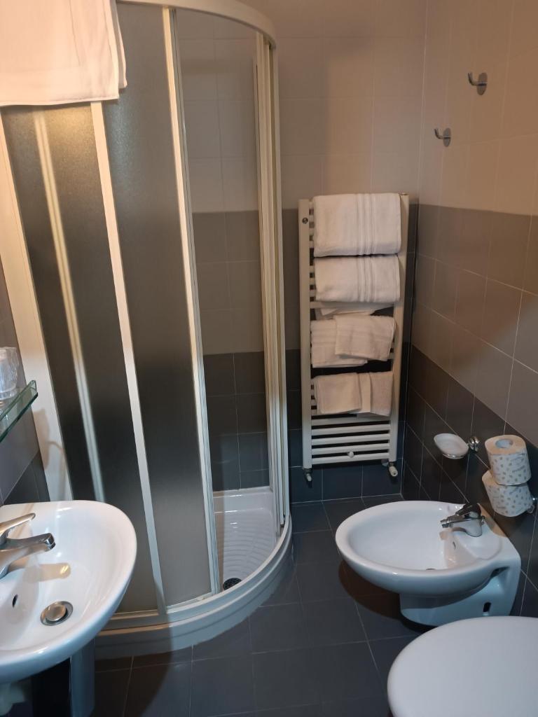 une salle de bain avec douche, lavabo et toilettes dans l'établissement Hotel Remin Plaza, à Rimini 25 autres photos