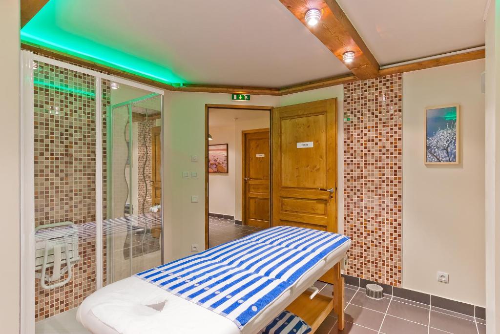 Cette chambre dispose d'une douche et d'un lit. dans l'établissement Résidence Les Balcons de Belle Plagne, à Belle Plagne 37 autres photos