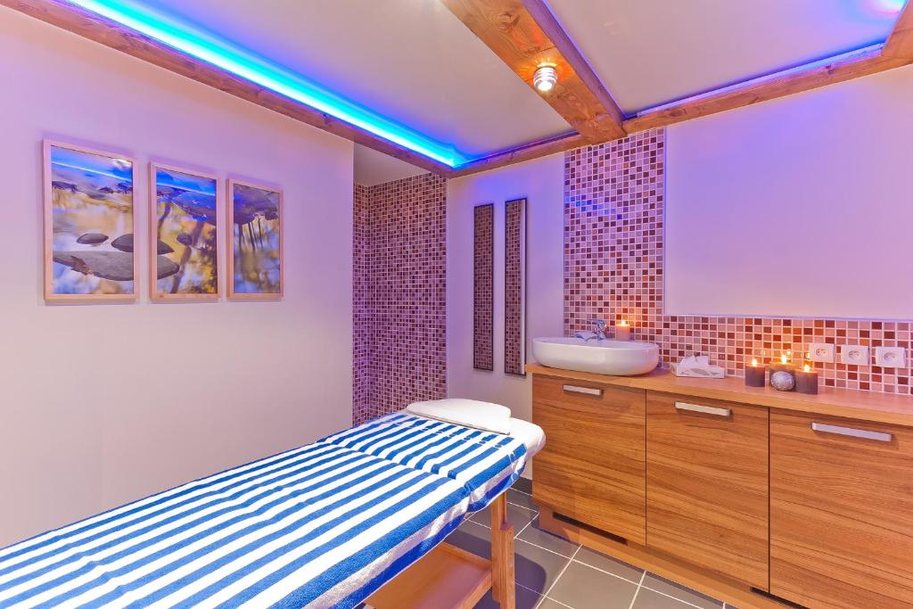 La salle de bains est pourvue d'un lavabo et d'une coiffeuse avec un miroir. dans l'établissement Résidence Les Balcons de Belle Plagne, à Belle Plagne