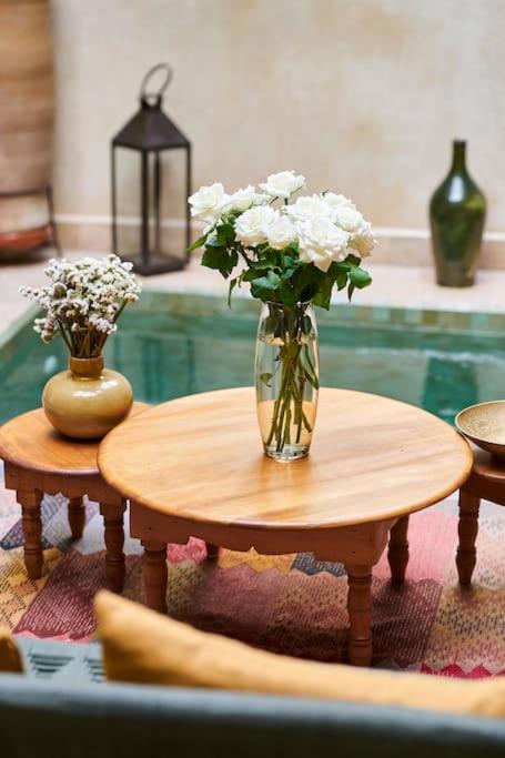 un vase de fleurs blanches assis sur une table dans l'établissement Riad Algora en exclusivité 13 P au cœur de la Médina, à Marrakech 37 autres photos