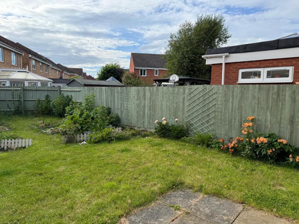 Amazing 5 Bedrooms - 10 Beds Detached House in Bedford 6