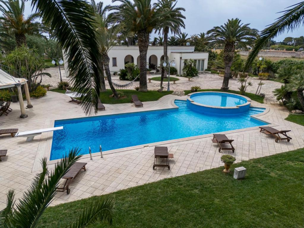 une vue aérienne d'une piscine dans un complexe hôtelier dans l'établissement Villa Incoronata, à Nardò