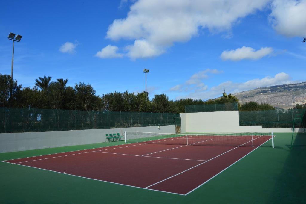 - un court de tennis avec un filet dans l'établissement Villa Egadi, with swimming pool and tennis court, à Paceco
