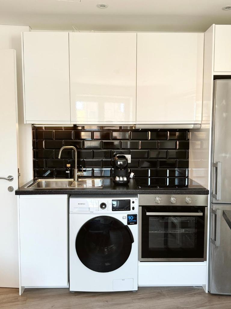 Grand Central House - Deluxe Two Bedroom - GibraltarStay Apartments 5