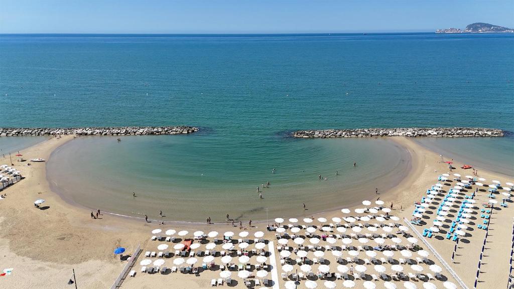 une vue aérienne d'une plage avec des parasols dans l'établissement BAJAMAR BEACH HOTEL, à Formia