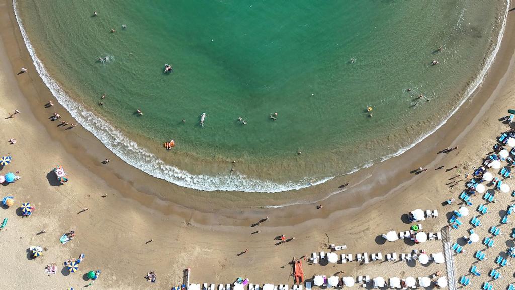 - une vue sur la plage avec une foule de personnes dans l'établissement BAJAMAR BEACH HOTEL, à Formia