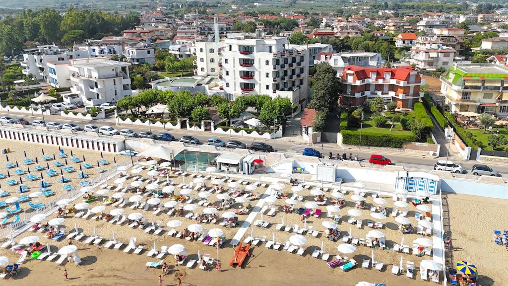 une vue aérienne d'une plage avec des chaises et des parasols dans l'établissement BAJAMAR BEACH HOTEL, à Formia