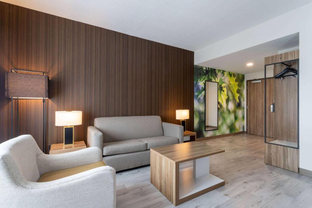 Wyndham Garden Orlando Airport - Free Airport Shuttle Image