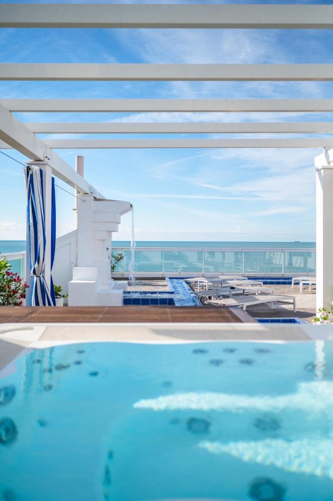 une piscine avec vue sur l'océan dans l'établissement Hotel Orizzonte, à Lido di Jesolo