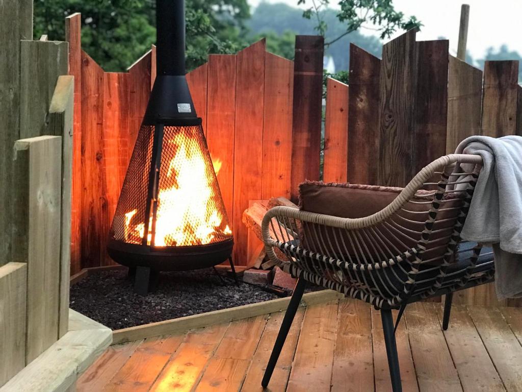 une bouche d'incendie assise à côté d'un banc à côté d'une clôture dans l'établissement Dôme de la bergerie, à Saint-Valery-en-Caux