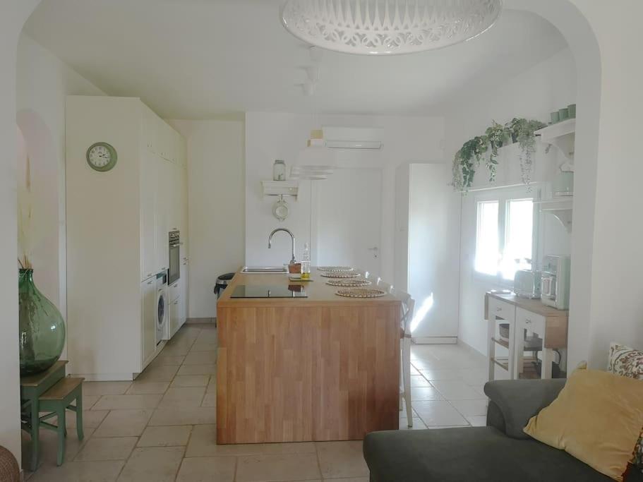 Il dispose d'une cuisine et d'un salon avec un canapé et une table. dans l'établissement Dolce Villa, à Francavilla Fontana