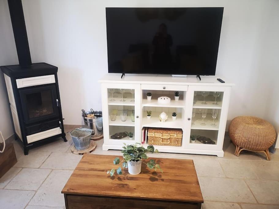 une télévision sur un meuble blanc dans un salon dans l'établissement Dolce Villa, à Francavilla Fontana