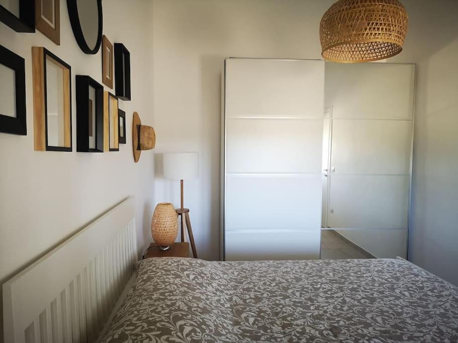 une chambre avec un lit et une porte coulissante en verre dans l'établissement Dolce Villa, à Francavilla Fontana 50 autres photos