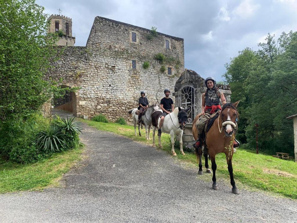 un groupe de personnes à cheval sur une route dans l'établissement La Tente Tipi au Ranch du Bonheur, à Tourtouse