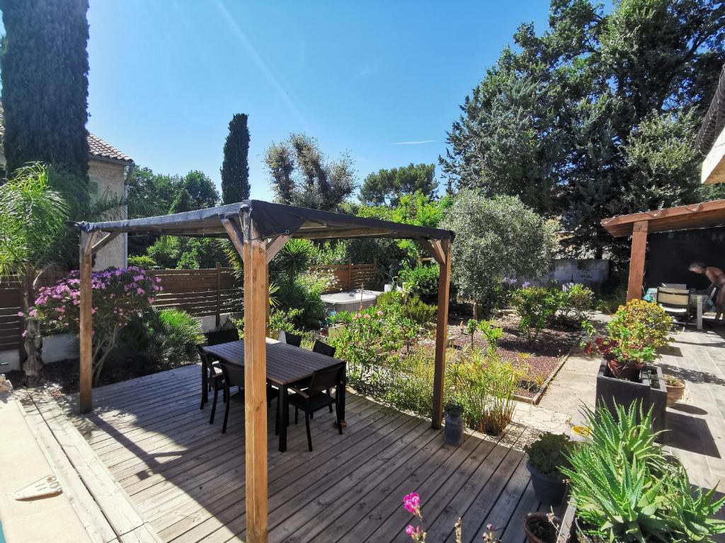 Bas de villa avec jardin, piscine et jacuzzi 7