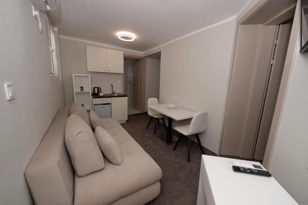 Alexandar Square Apartments 4