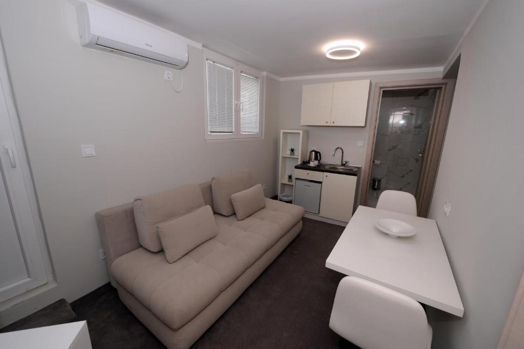 Alexandar Square Apartments 3