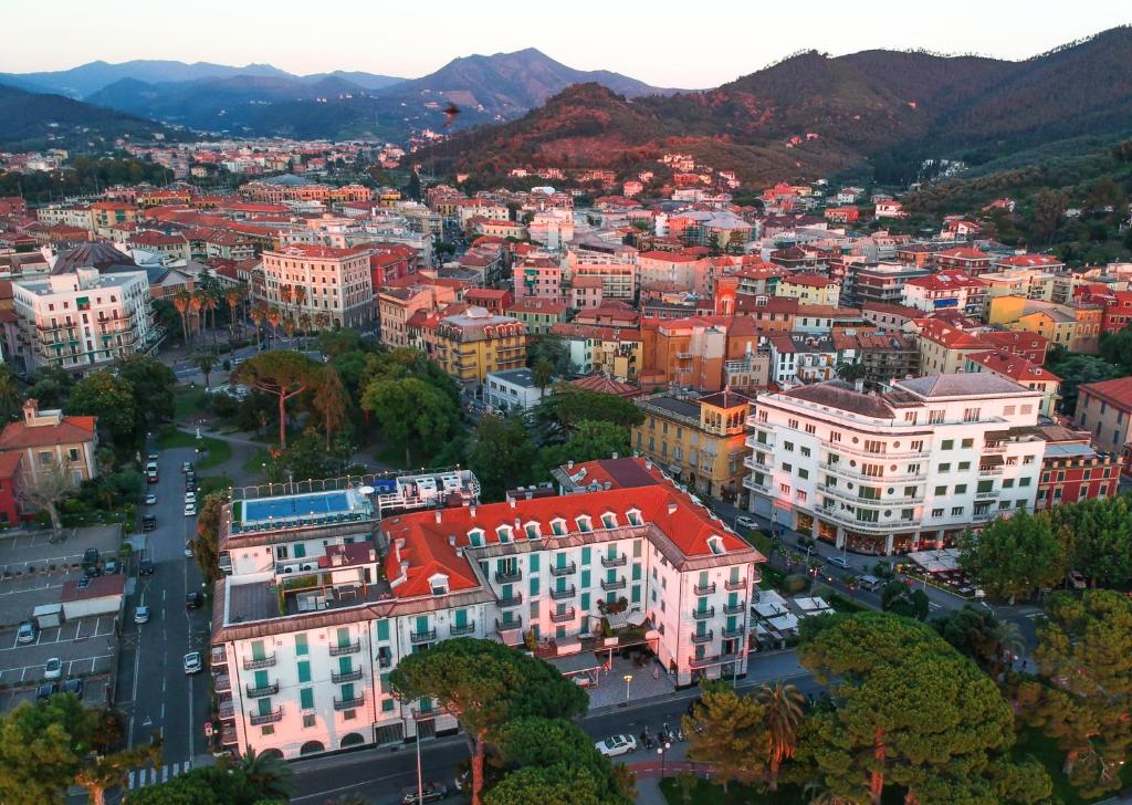 une vue aérienne d'une ville avec des bâtiments dans l'établissement Grande Albergo, à Sestri Levante