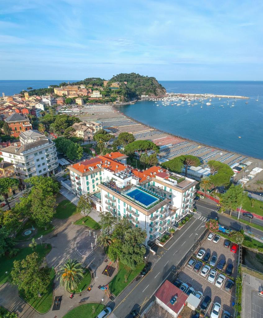 une vue aérienne d'une ville et de l'océan dans l'établissement Grande Albergo, à Sestri Levante