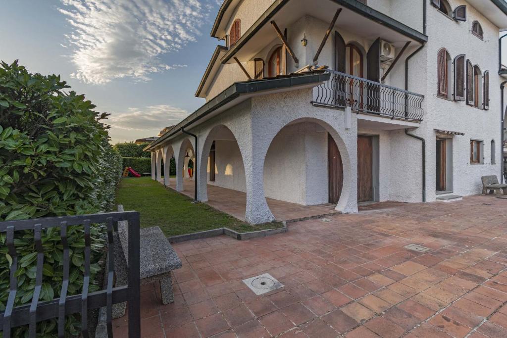 Cette grande maison dispose d'un balcon et d'une terrasse. dans l'établissement Italian Experience-Villa I Portici, à San Donato